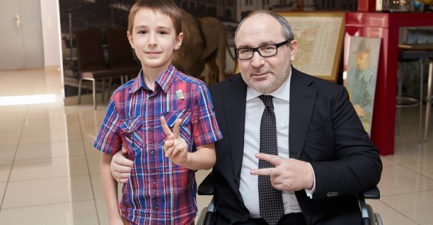 Геннадій Кернес нагородив юного чемпіона світу з шахів Тихона Черняєва