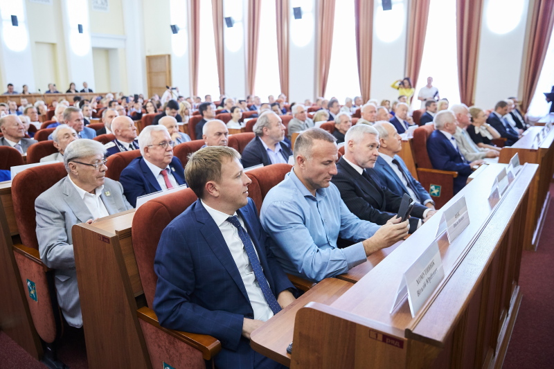 Геннадій Кернес вручив харків'янам знаки почесних громадян
