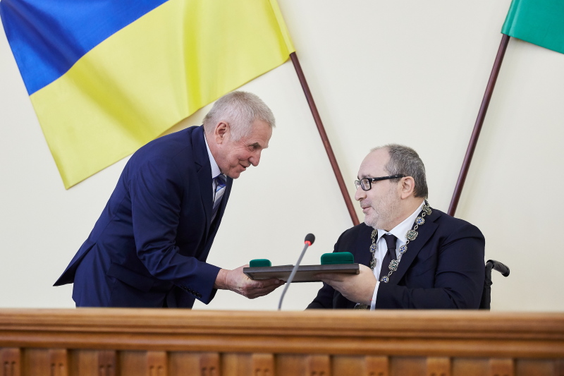 Геннадій Кернес вручив харків'янам знаки почесних громадян