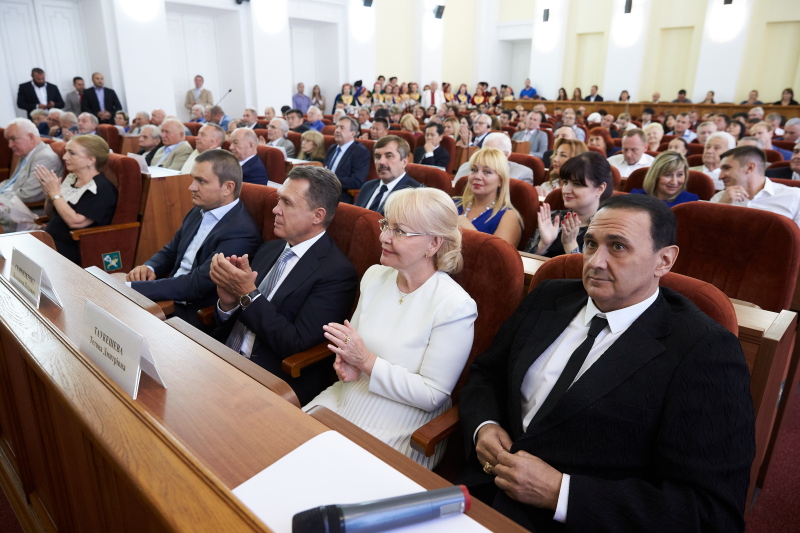 Геннадій Кернес вручив харків'янам знаки почесних громадян