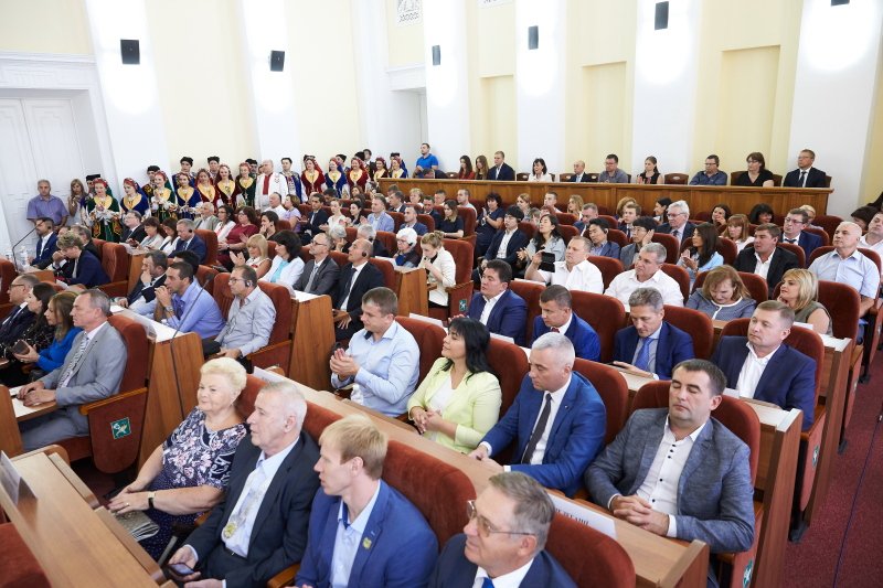 Геннадій Кернес вручив харків'янам знаки почесних громадян