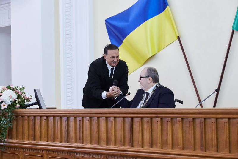 Геннадій Кернес вручив харків'янам знаки почесних громадян