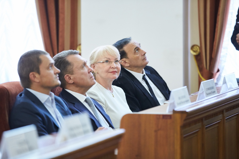 Геннадій Кернес вручив харків'янам знаки почесних громадян