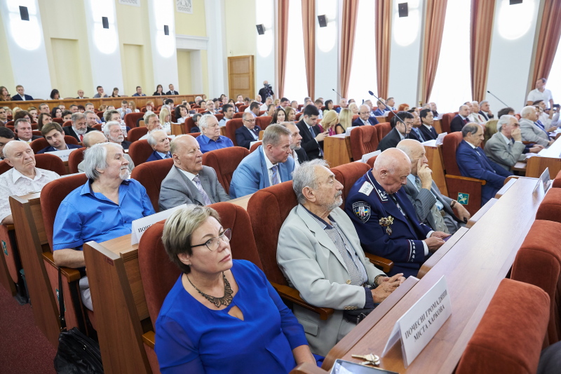 Геннадій Кернес вручив харків'янам знаки почесних громадян
