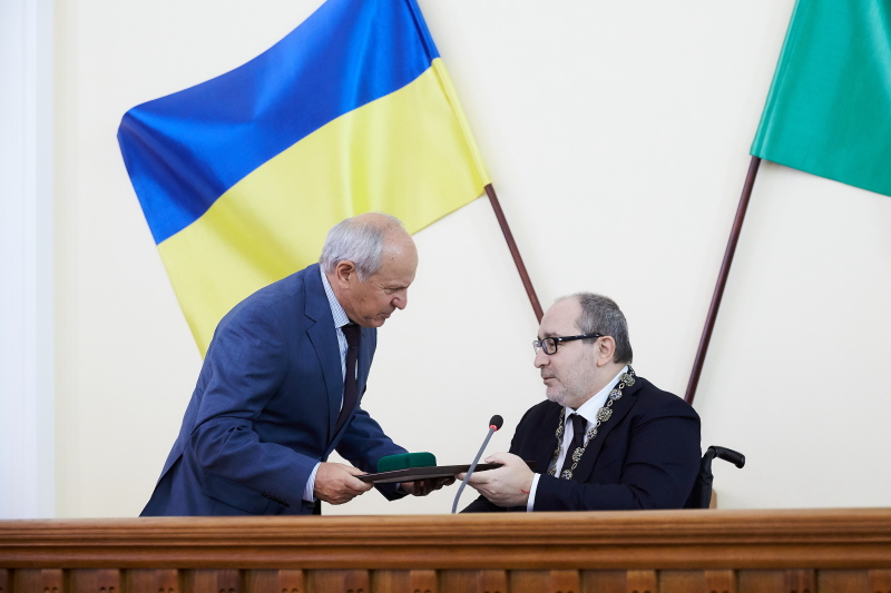 Геннадій Кернес вручив харків'янам знаки почесних громадян