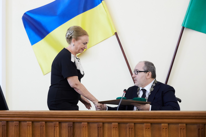 Геннадій Кернес вручив харків'янам знаки почесних громадян
