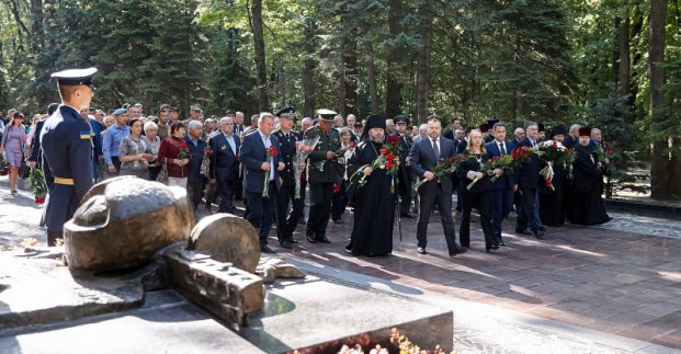 На Меморіалі Слави вшанували пам'ять визволителів Харківської області