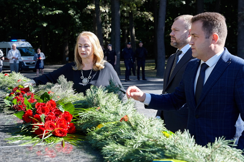 На Меморіалі Слави вшанували пам'ять визволителів Харківської області