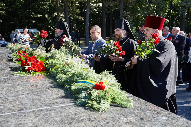На Меморіалі Слави вшанували пам'ять визволителів Харківської області
