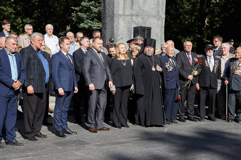 На Меморіалі Слави вшанували пам'ять визволителів Харківської області