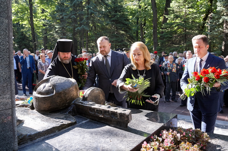 На Меморіалі Слави вшанували пам'ять визволителів Харківської області