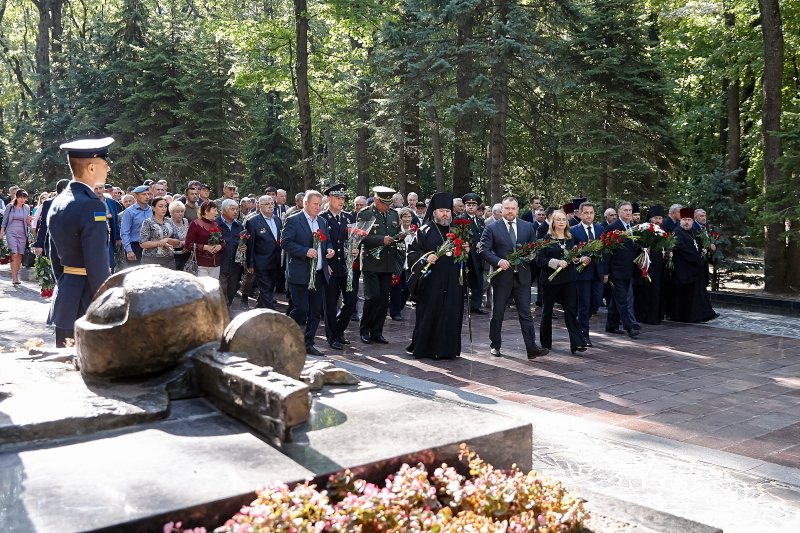 На Меморіалі Слави вшанували пам'ять визволителів Харківської області