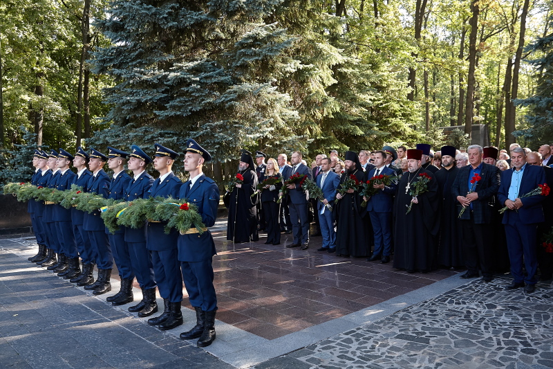 На Меморіалі Слави вшанували пам'ять визволителів Харківської області