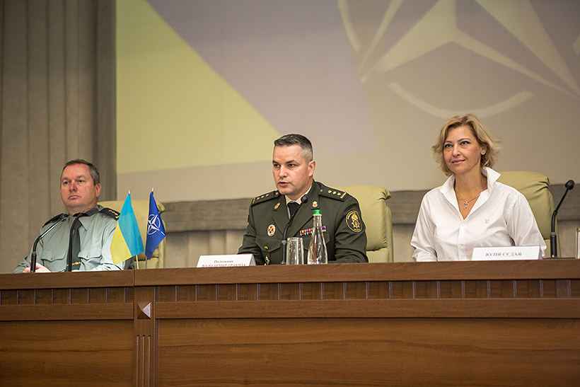 Курсанти Академії Нацгвардії проходять навчальний курс НАТО