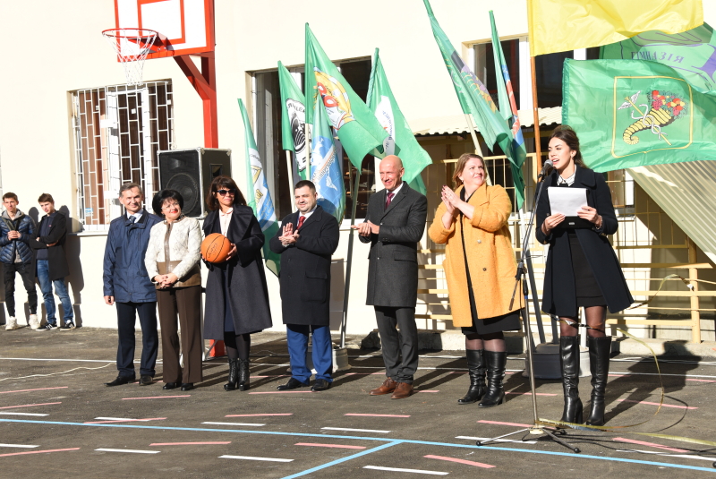 У школі №5 відкрили оновлений стадіон