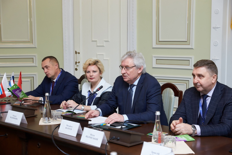 У Харкові обмінялися досвідом співпраці влади і дипломатичних представництв