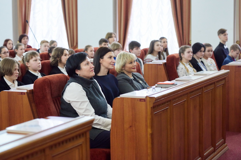 Геннадій Кернес зустрівся з переможцями конкурсу творчих робіт про Харків