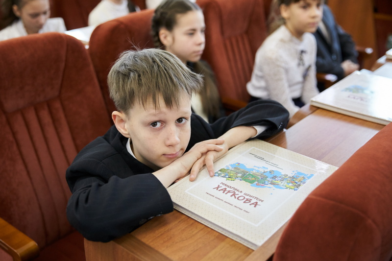 Геннадій Кернес зустрівся з переможцями конкурсу творчих робіт про Харків