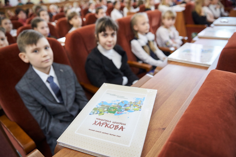Геннадій Кернес зустрівся з переможцями конкурсу творчих робіт про Харків
