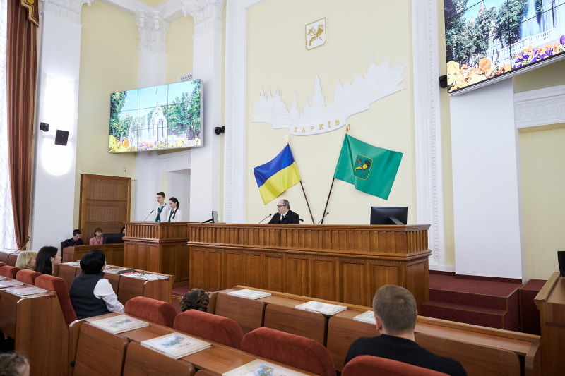 Геннадій Кернес зустрівся з переможцями конкурсу творчих робіт про Харків