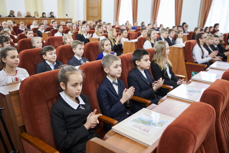 Геннадій Кернес зустрівся з переможцями конкурсу творчих робіт про Харків