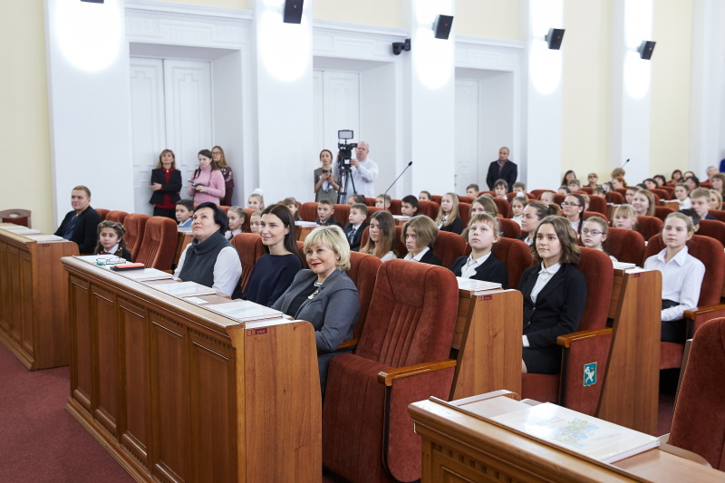 Геннадій Кернес зустрівся з переможцями конкурсу творчих робіт про Харків