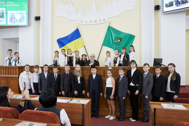 Геннадій Кернес зустрівся з переможцями конкурсу творчих робіт про Харків
