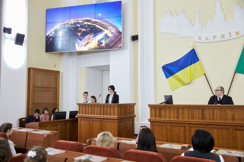 Геннадій Кернес зустрівся з переможцями конкурсу творчих робіт про Харків