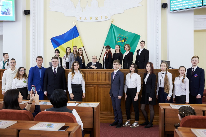 Геннадій Кернес зустрівся з переможцями конкурсу творчих робіт про Харків