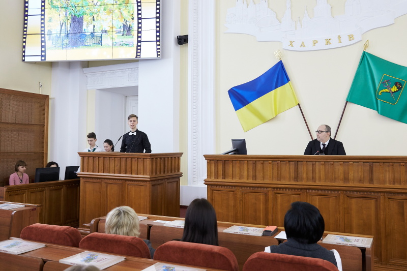 Геннадій Кернес зустрівся з переможцями конкурсу творчих робіт про Харків