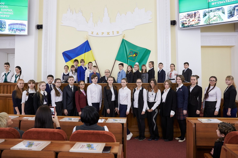Геннадій Кернес зустрівся з переможцями конкурсу творчих робіт про Харків