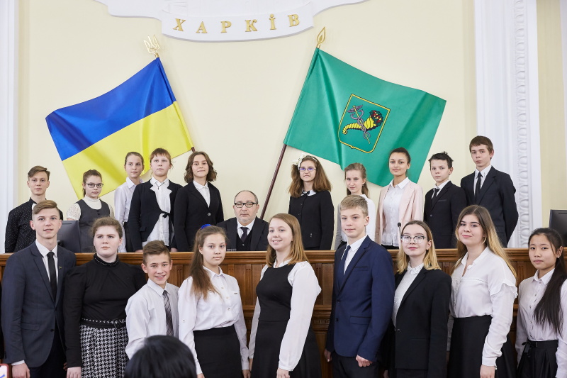 Геннадій Кернес зустрівся з переможцями конкурсу творчих робіт про Харків