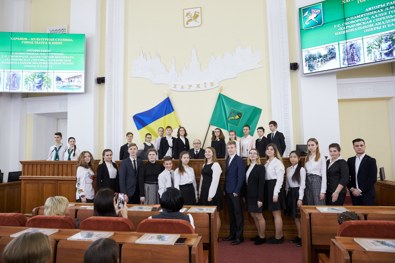 Геннадій Кернес зустрівся з переможцями конкурсу творчих робіт про Харків