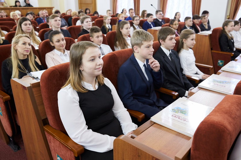 Геннадій Кернес зустрівся з переможцями конкурсу творчих робіт про Харків