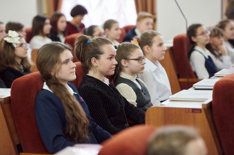 Геннадій Кернес зустрівся з переможцями конкурсу творчих робіт про Харків