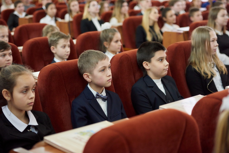 Геннадій Кернес зустрівся з переможцями конкурсу творчих робіт про Харків