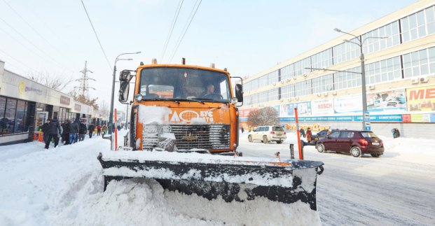 На вулицях міста сніг прибирають понад 140 машин