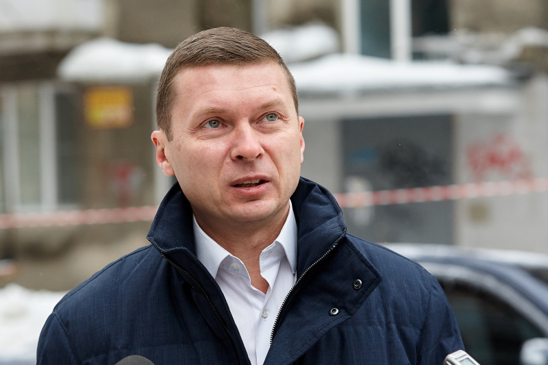 Комунальники продовжують прибирати сніг та кригу з дахів житлових будинків