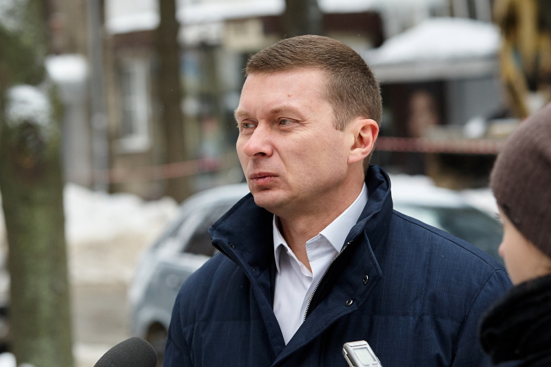 Комунальники продовжують прибирати сніг та кригу з дахів житлових будинків