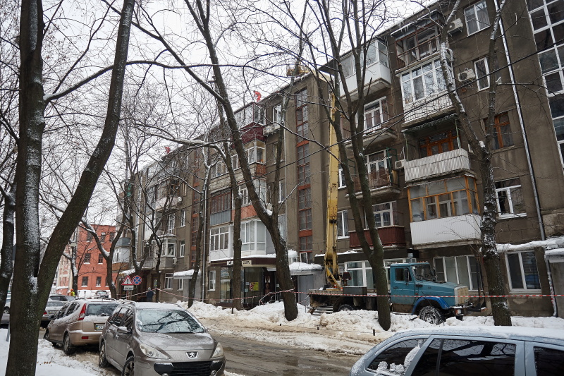 Комунальники продовжують прибирати сніг та кригу з дахів житлових будинків