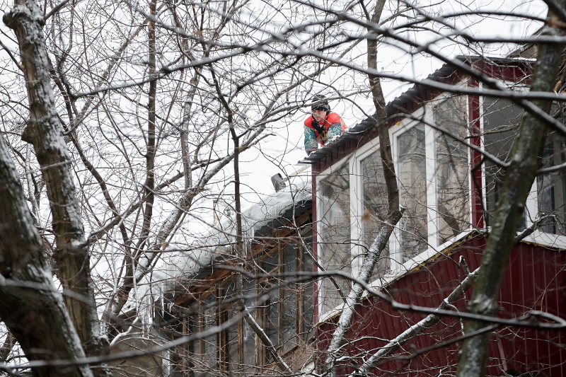 Комунальники продовжують прибирати сніг та кригу з дахів житлових будинків