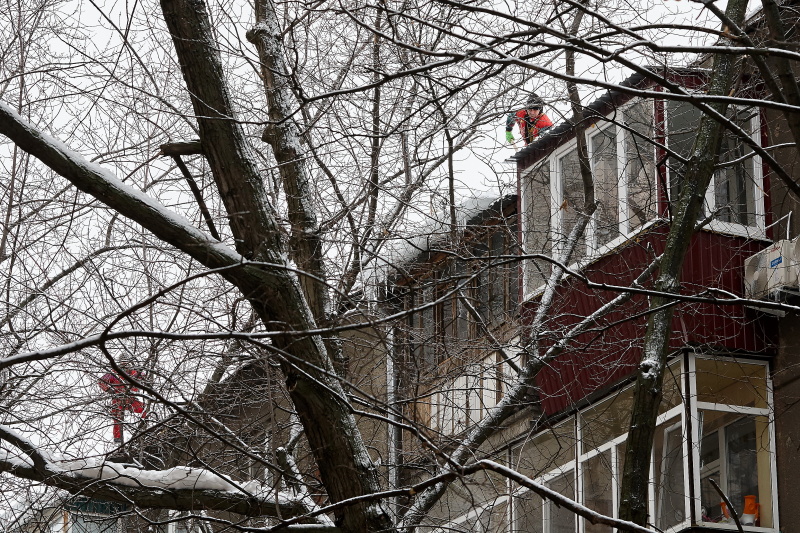 Комунальники продовжують прибирати сніг та кригу з дахів житлових будинків