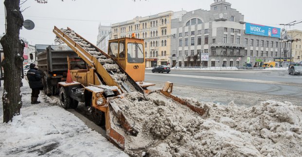 На дорогах Харкова триває прибирання снігу