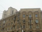 У центрі Харкова альпіністи прибирають сніг з дахів будинків