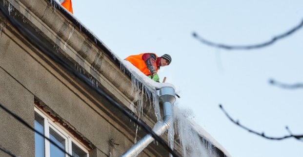 Більше сотні альпіністів знімають бурульки з дахів будинків