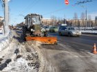 Близько півсотні машин прибирають вулиці міста