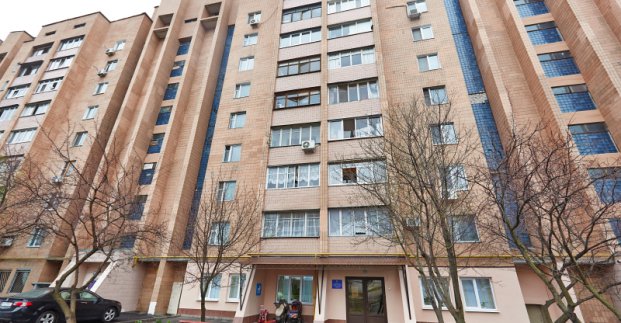 У місті ремонтують вхідні групи після зими