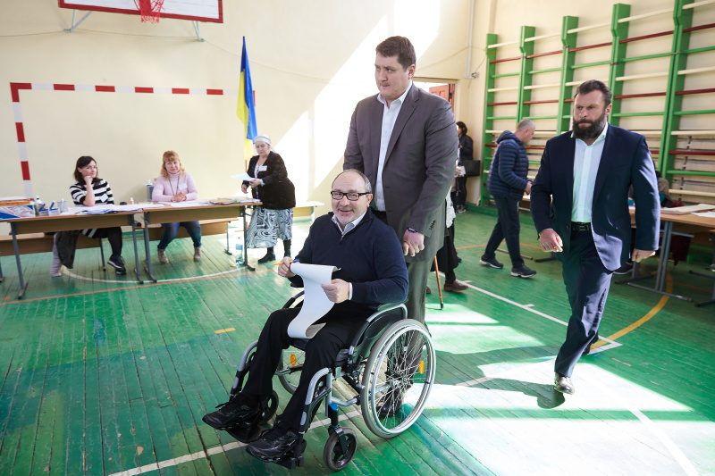 Геннадій Кернес проголосував на виборах Президента України