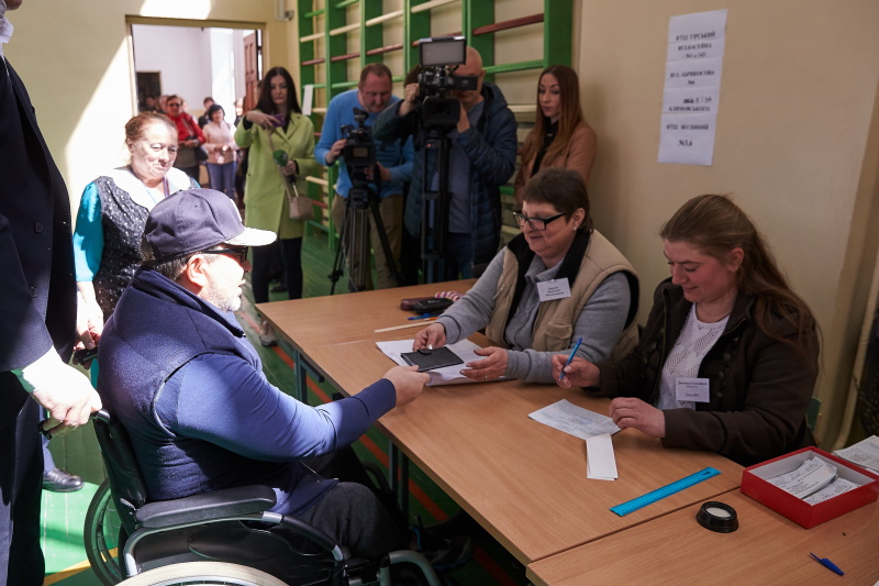 Геннадій Кернес проголосував на виборах Президента України