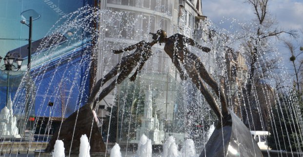 На площі Архітекторів ввімкнули фонтан